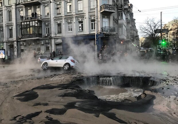 В Одессе машина провалилась в почти двухметровую яму Фото иллюстративное 