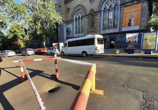 Напротив Филармонии и у моста Коцебу: на одесских дорогах проваливается асфальт. Фото: Марина Повертайло