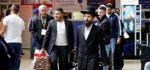 В Одесский аэропорт начали прибывать хасиды: им приходится спать на полу