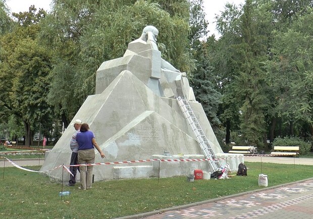 В Полтаве ремонтируют памятник Шевченку