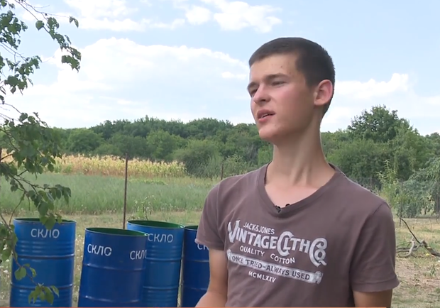 Под Полтавой 16-летний школьник собственными силами устанавливает мусорные баки
