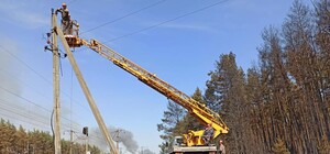 Огонь уничтожил километр линий: облэнерго восстанавливает электросети под Харьковом