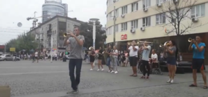 Не всем по душе: с Европейской площади пытались выгнать музыкантов (видео)