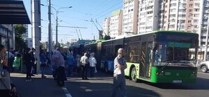 Бастуют из-за карантина: на Гагарина стоят троллейбусы