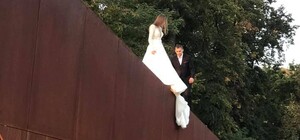 Гірко, дуже гірко: у Львові молодята видерлись на Меморіал Героїв Небесної Сотні