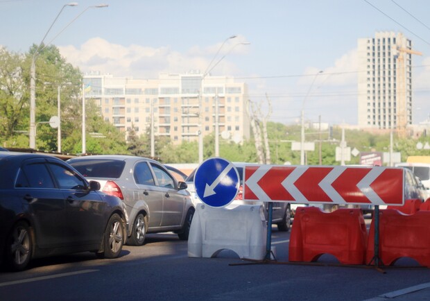 В двух районах ограничат движение авто из-за ремонта канализации. Фото: Валерия Кушнир