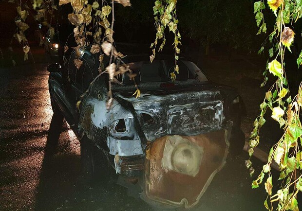 В Полтаве горело два рядом стоящих автомобиля