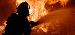 Ночной пожар: в доме на Троещине сгорела квартира