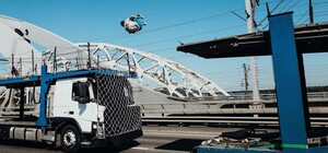 Побил рекорд: на Дарницком мосту паркурист сделал сальто между грузовиками