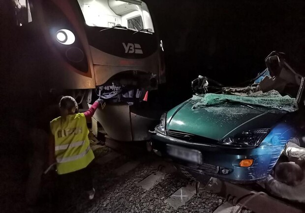 В Полтавской области легковушка попала под поезд