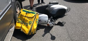 Заказ отменяется: в Днепре автомобиль сбил курьера Glovo (видео)