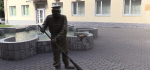 Из знаменитого романа: в Черноморске появился памятник дворнику 