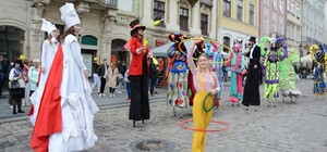 Атмосферні фото: Львів перетворився у театральну казку