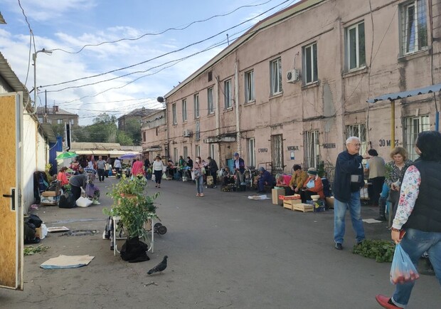 Расслабились: на Крытом рынке не соблюдают правил карантина - все фото Vgorode