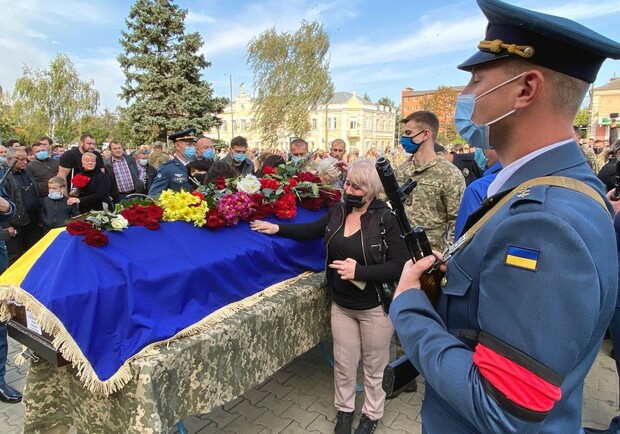 В Миргороде провели в последний путь курсанта, погибшего в авиакатастрофе АН-26