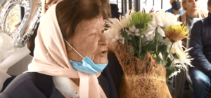 Скучала по трамваю: бабушка отметила юбилей в вагоне, который водила 55 лет назад