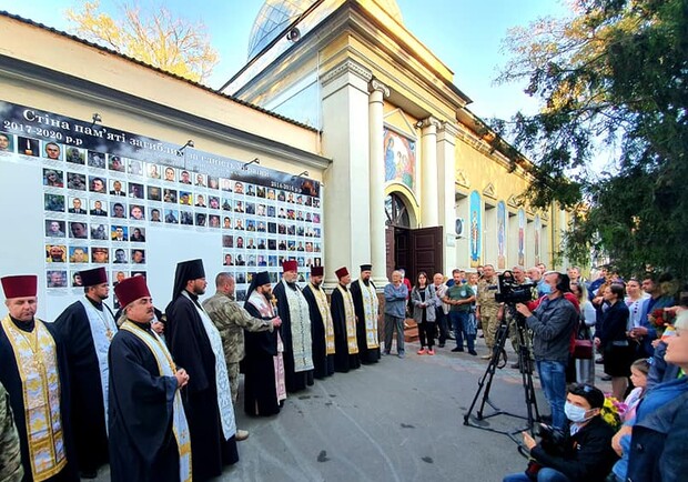 В память о погибших воинах: у одесского храма открыли стену памяти. Фото: Viktor Mazur 