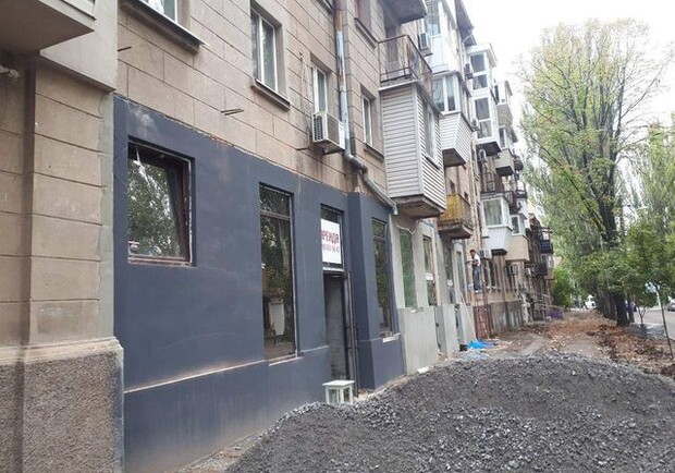 В Днепре ради магазина изуродовали фасад исторического здания. Фото: fb Наталия Волобуева
