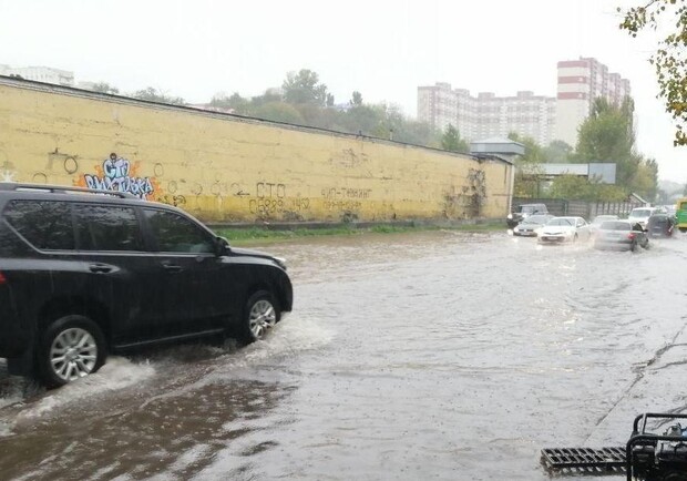 Столичные автомобили из-за дождя превращаются в корабли. Фото: Патрульная полиция Киева