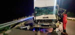 На дороге Киев - Харьков столкнулись два грузовика: одного водителя из кабины доставали спасатели