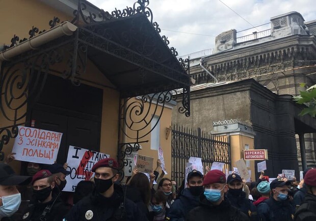 Под посольством Польши в Киеве проходят митинги "за" и "против" абортов. Фото: hromadske
