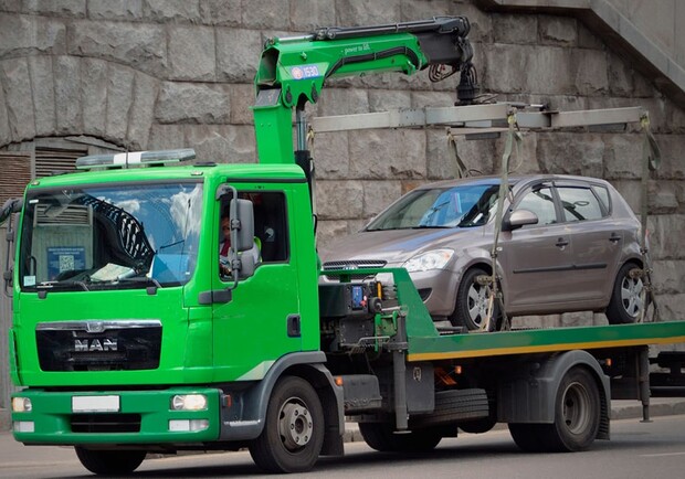 Получи ответ: что делать, если ваш автомобиль повредил эвакуатор. Фото: аvtosos.kiev.ua