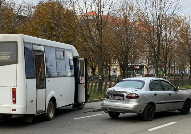 В Полтаве маршрутка помяла две машины. Фото: https://t.me/huevajapoltava