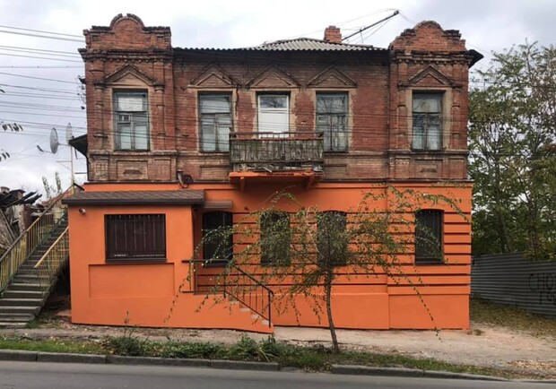 На Сечевых Стрельцов "улучшили" фасад исторического дома  - фото: fb Макса Голдина