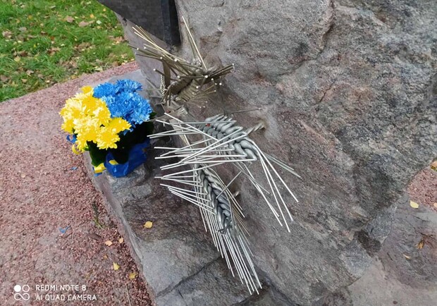 В Полтаве вандалы повредили стелу памяти жертв Голодомора. Фото: https://www.facebook.com/aleksandr.sorokovoj
