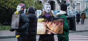 Анонимусы на Подоле: активисты показали прохожим кадры забоя животных