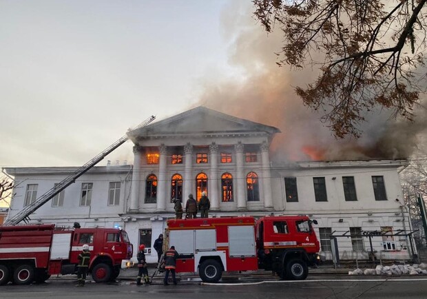 В центре Полтавы горит историческое здание. Фото: http://poltavske.tv