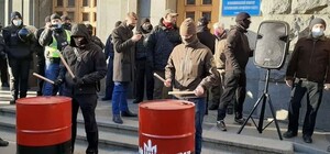 Два пикета: у здания мэрии собираются митингующие и полиция