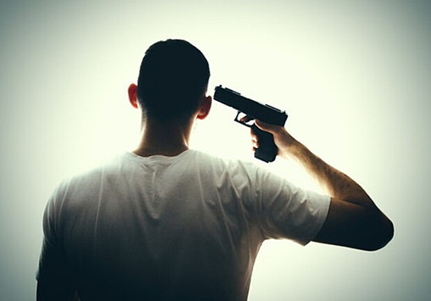 В Шевченковском районе мужчина выстрелил себе в голову и выжил. Фото: shutterstock.com