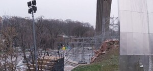 Лови экстрим: под Аркой дружбы народов начали монтировать сноупарк