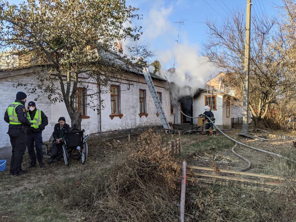 В центре Полтавы горит жилой дом. Фото:http://poltavske.tv/