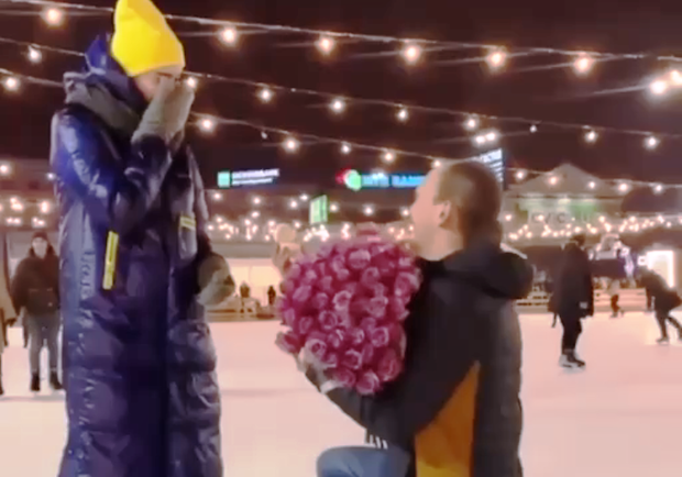 В Харькове парень сделал предложение руки и сердца на катке. Фото: скриншот видео