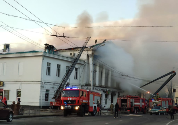 Пожар в бывшем здании кинотеатра им. Котляревского. Фото: poltava.to