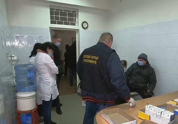 Рецепт на наркотики за 500 гривен: в Одессе разоблачили медицинский центр. Фото: Национальная полиция