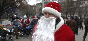 С мишурой и бородой: в Запорожье байкеры устроили новогодний мотопробег (фото)