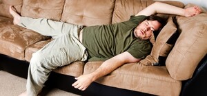 Хотел подремать на диване: в Одессе мужчина взломал мебельный магазин