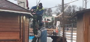 Фотофакт: на площади Свободы разбирают ярмарочные павильоны