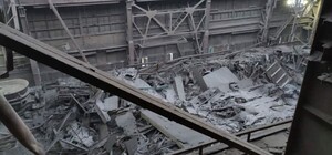 Не выдержала ветра: на Ферросплавном рухнула крыша (видео)