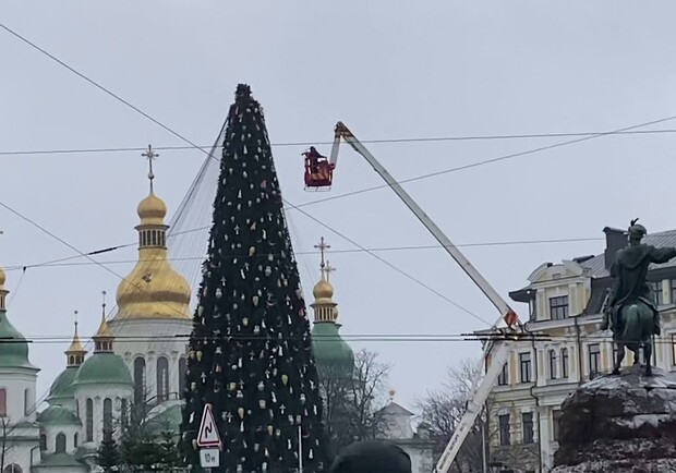 Получи ответ: правда ли, что на Софийской площади демонтируют новогоднюю локацию - фото