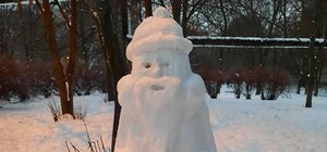 Огромный крокодил и снежный Дед Мороз: каких снеговиков слепили в Днепре