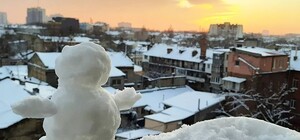 Креативные, жутковатые и лежачие: полюбуйся одесскими снеговиками