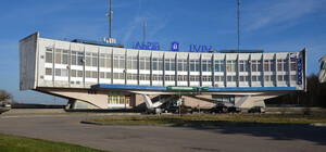 Проламав дах у магазині: з третього поверху львівського автовокзалу впав чоловік