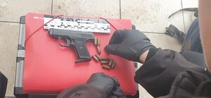 Серед білого дня: на Науковій безпритульний намагався продати пістолет 