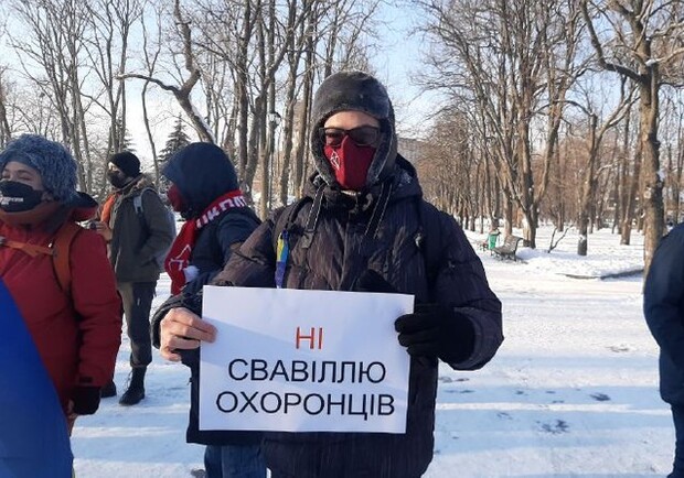 В саду Шевченко протестовали против избиения посетителей охраной. Фото: Суспільне Харків
