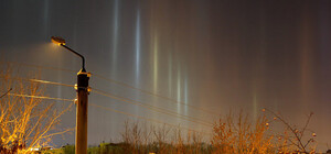 Удивительное явление: в небе под Одессой заметили световые столбы 