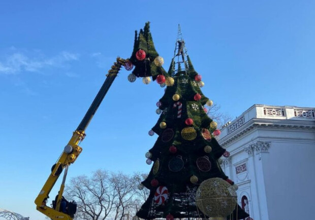 Праздники закончились: в Одессе разбирают новогоднюю елку и декорации